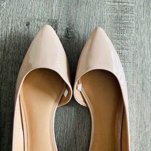 Nude glossy flats